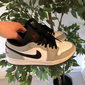 Jordan 1 Low ”Light Smoke Grey” - Säljer ett par jordans som är inköpt och använda av mig. Skorna är fortfarande väldigt fräscha och har mycket kvar att ge, lite crease som ni ser på bilderna och ett litet rivmärke som ni ser på toebox. Säljes för 2350kr. Hör av er i PM vid frågor/fler bilder! Skobox och kvitto går att ordna fram vid intresse.