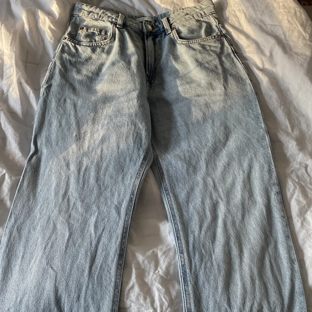 Svin snygga jeans som är endast är testad och sedan tvättad en gång säljer då jag inte kunde ha dom, skulle säga att dom passar 34/36 bättre en 38 men sitter super fint på❤️. Jeans & Byxor.