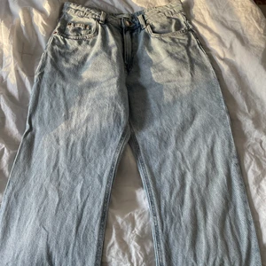 Fina jeans från hm - Svin snygga jeans som är endast är testad och sedan tvättad en gång säljer då jag inte kunde ha dom, skulle säga att dom passar 34/36 bättre en 38 men sitter super fint på❤️
