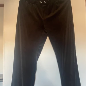 Svarta mjukisbyxor  - As sköna mjukisbyxor från Gina tricot, säljer då de är för stora