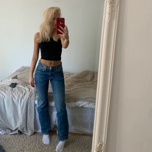 Midwaist jeans från Zara - Skitsnygga mörkblå zara jeans med medelhög midja💙 Dom sitter verkligen så bra men har många liknande och därför säljer jag dom! Jag är 166cm lång.
