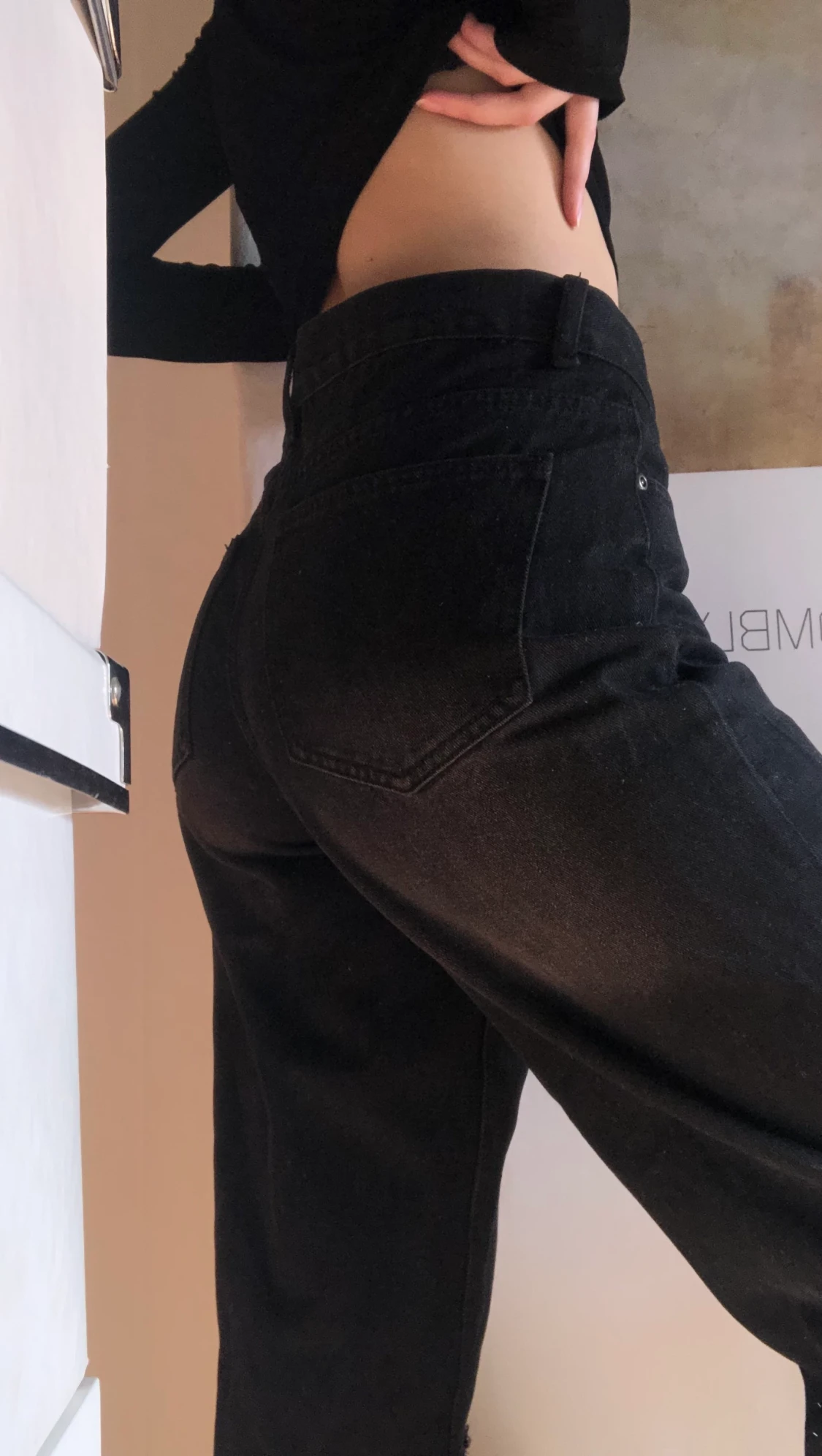 Långa vida svarta byxor med hål i knäna  - 90