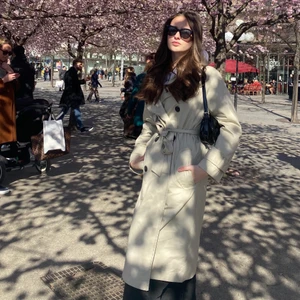 Beige trenchcoat i bomull från HM - Snygg och trendig beige trenchcoat från H&M i bomull. Storlek S. För referens är jag 178 cm. Endast använd 1 gång. Originalpris: 599 kr