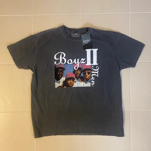 Grå oversized t-shirt - Grå oversized t-shirt med tryck på framsidan. T-shirten är ifrån Boohoo och är aldrig använd (lappen sitter kvar). Plagget är i Storlek M men oversized