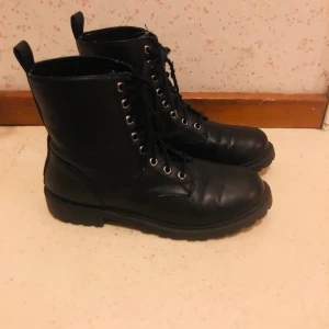 Kängor - Snygga stilrena kängor för mildare väder.