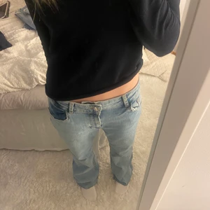 Zara jeans  - FÖRST TILL KVARN!!! Wow så snygga low waist jeans från zara. Dom är i storlek 40 men passar på mig som är 36!💕💕💕