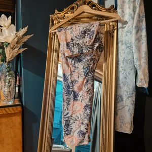 Fladdriga byxor - Ett par fina fladderbrallor!🤗 Inga defekter men de är använda. De sitter bra men är kanske mindre än storleken säger, de är 36 men känns 34 och är ankellånga🌼. Annars jättemysiga och jättesköna på sommaren då de är svala och i tunt- material.🌸🌻🌷 Frakten som vanligt.