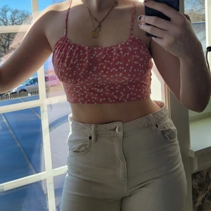 Söt topp - Väldigt söt topp med hjärtan på från shein. Använd några få gånger men i väldigt bra skick. Praktisk då man kan spänna banden och behövs ingen bh då den har dubbelt tyg vid kuporna. <3