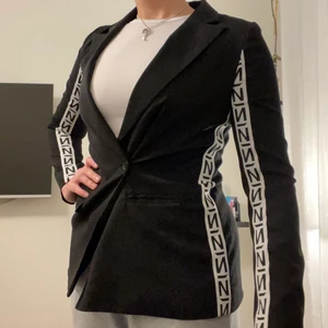 Blazer från NA-KD - Supersnygg kavaj som tyvärr har blivit för liten! Coola detaljer längs sidan och ärmen. Använd ca 3 gånger. 