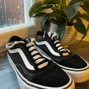 Vans old skool - Nästan helt nya Vans old skool i storlek 37, tipp topp skick!! Pris går att diskutera!❤️