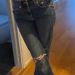 Lågmidjade jeans  - Skit coola lågmidjade jeans från lager 157! Använts Max 2 gånger därav bra skick! Jeansen är i storlek 30 i midjan och 32 i längden. Passar perfekt på mig som vanligt vis är en S eller M och är 172 cm lång! Köpare står för frakt 🚚 