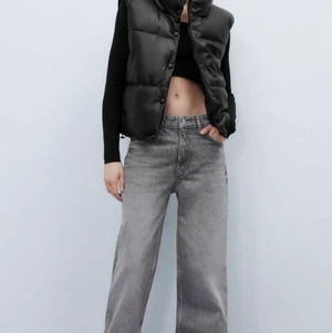 Zara Väst - Säljer denna västen från Zara då den inte kommer till användning! Västen är Xs och den är perfekt till våren! Fler intresserande=budgivning Nypris 559 Köp direkt 250! HÖGSTA BUD 140