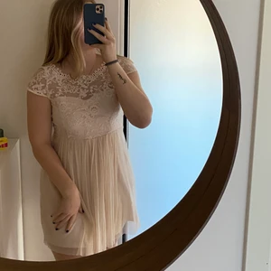 Sommar klänning  - Så söt och fin sommarklänning från jeansbolaget (vet ej märke) nypris 650kr🥰 dragkedja och knappar i ryggen! 