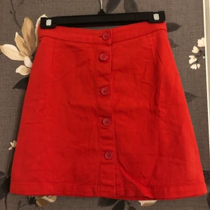 Monki jeans mini skirt  - Superfin mini skirt i jeans från Monki. Aldrig använd, nyskick. Säljes pågrund av att den inte passar min stil. Skickas mot frakt som köparen står för. 