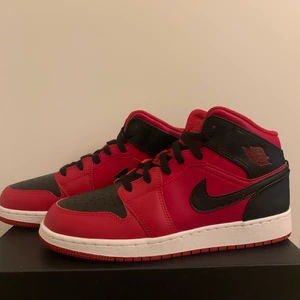 Jordan 1 Mid Reverse Bred - Hej! Säljer dessa jättesnygga "Jordan 1 Mid Reverse Bred"!! Skorna är helt nya, aldrig använda i perfekt skick! Vid köp ingår Orginalbox och allt som ska ingå! ☺️ Bara att skicka ett meddelande vid intresse eller eventuella frågor!! 🙌