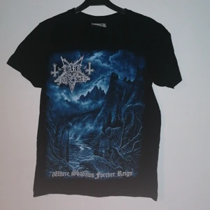 Dark Funeral t-shirt.  - Hej säljer nu min t-shirt med "Dark Funeral". Tröjan är i mycket gott skick då den i stort sett aldrig har använts. All vit text och loggan är "glittrig". Tyget är i 100 % bomull. 