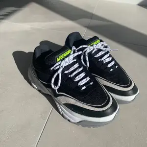 Skit snygga och trendiga AXEL ARIGATO sneakers. Köpta våren 2020 för 2000 kr men endast använda en gång! Säljer pga för små… Skorna är storlek 39 men passar bättre med 38. Köparen står för frakt.