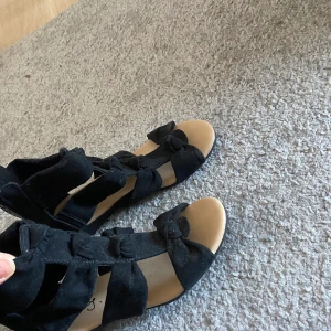 Sandaler sommar skor -  Använt några gånger och inte särskilt smutsiga , Fråga om det är någonting annat och jag står inte för frakten, alltså om du intresserad så tittar jag på frakten blir💕
