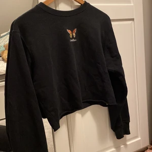 Tröja - Säljer denna super fina tröja från hollister då den tyvärr inte kommer till användning längre, köpare står för frakt💞