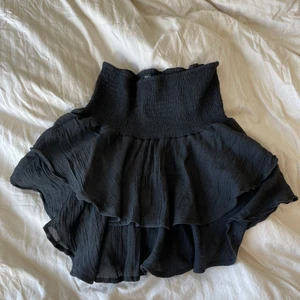 Svart volangkjol - Står L i plagget men är som en S/M. Kan mötas i stockholm annars står köparen för frakt!