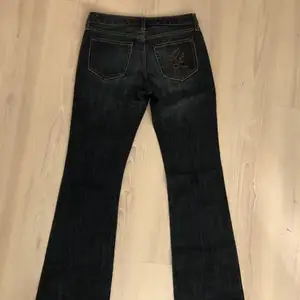Ett par otroligt snygga jeans från Ralph Lauren som gör ont i hjärtat att sälja. De är i strl 34 med en innerbenslängd på 75cm.😍😍 