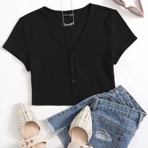 Croppad ribbad topp - En supersnygg ribbad croppad topp i storlek m, men den passar xs- m för den är väldigt stretchig.