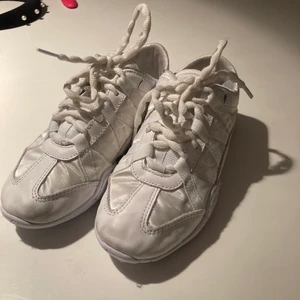Cheerleading skor storlek 35  - Nu säljer jag mina fina cheerleading skor som har jätte bra kvalite, dem ser nästan ut som nya. Använda i cirka 2 månader. Dem är i storlek 5 alltså 35 i skostorlek. Dem är gjorda för baser men funkar även för toppar. Nypris cirka 1000 kr. Återkom om ni har frågor!🌸🌸