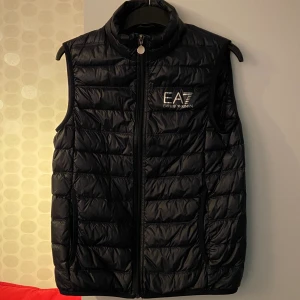 Emporio Armani Väst - Denhära mörkblåa Armani västen köpte jag för några månader sedan och har bara använt den ett fåtal gånger, den är i nyskick och den har ingen slags skada på nåt vis. Allmänt en jätte fin väst som jag inte har någon användning av. Jag startar priset på 1000kr och kan gå ner vid ett snabbt köp samt kan frakta men kommer inte lägga någon frakt punkt på annonsen så om den behöver fraktas så kollar jag upp hur mkt det kommer kosta.