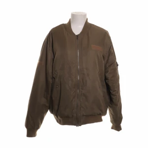 Grön bomberjacka - Skitcool och trendig bomberjacka från cheap monday! Storlek M så sitter snyggt oversize på strl s! 👌🏻