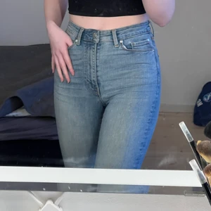 Jeans - Tighta blå jeans som är i bra skick. Sköna och fina men säljer då de har blivit för små för mig. Lappen inuti har börjat lossna lite men det är inget som märks eller känns. Köparen står för frakten 