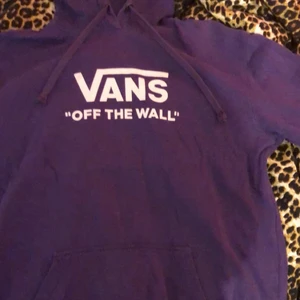 Vans hoodie. Storlek M. - En lila vans tröja. Säljer då denna för jag inte längre använder den. Använt den ett par gånger. Storlek M. Jag står inte för frakten.