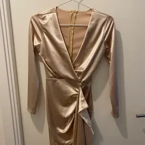 Femmeluxe klänning i guld, jätte snygg fest klänning storlek xs.