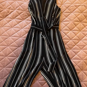 JUMPSUITS  - Nyskick - kommer inte till användning pga liten för mig :((! Fraktkostnad tillkommer! 🦋