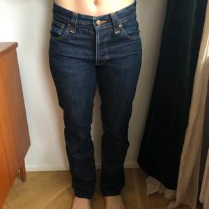 Mid rise Nudie jeans i rak modell. Knappt använda så i nyskick! W29, står L32 i men är uppsydda till L30 eller innebenslängd 73! 