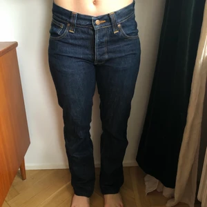Nudie jeans - Mid rise Nudie jeans i rak modell. Knappt använda så i nyskick! W29, står L32 i men är uppsydda till L30 eller innebenslängd 73! 