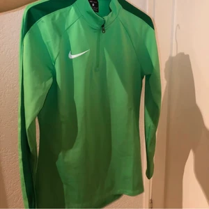 Nike tröja  - Nike tröja , träningströja, storlek s, figursittande 