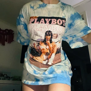 Playboy T-shirt - Super oversized Playboy tröja i storlek 34 men sitter som XXXL på tjej och XL/L på kille och även där oversized. Jag skulle ha en som klänning men har aldrig använts. Trycket är helt awesome och kvaliteten riktigt bra! Köpt på missguided. PRISLAPPEN KVAR! BUDA Gärna! Detta är mest en intressekoll