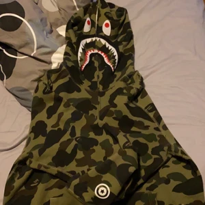 Bape XXL - Bape hoodie äkta, Storlek XXL men passar folk som har L och XL, japansk size är XXL och det är ett storlek större än vad vi har här i sverige Pris 2.900 men går att diskuteras