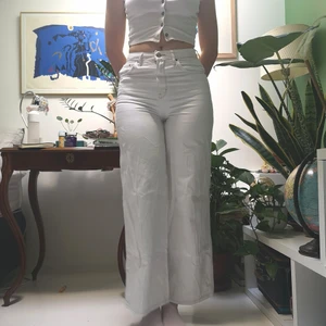 Högmidjade Vita Urban Outfitters Jeans - Säljer dessa använda Urban Outfitters jeans pga att de är för korta för mig som är 178. Annars passar de perfekt! Köparen står för frakt.