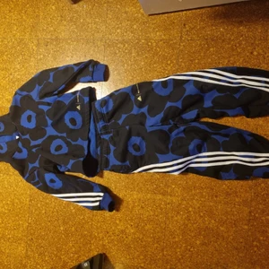 Adidas fleeceset - Säljer ett fleeceset från märket adidas, Marimekko design. Den är endast använd en gång och tvättad, så i nyskick! Strl 134. Finns i nälsta/vällingby