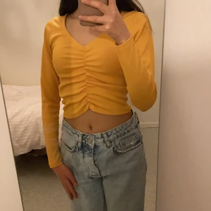 Tröja från Bikbok  - Säljer den pga att den inte kommer till användning något mer. Den är i använt skick men ser fortfarande ny ut. 