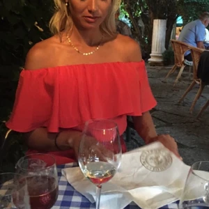 Superfin offshoulder röd klänning  - Söt klänning med bara axlar. Skärp tillkommer ej