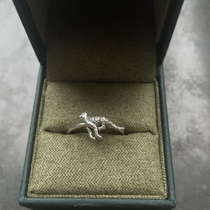 Ring från safira  - Ring från safira med en leopard på. Kan diskutera pris vid snabb affär