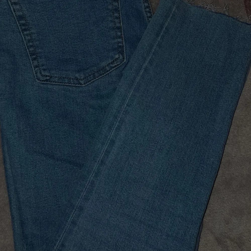 Jeans med high waist och slim passform, använd endast ett fåtal gånger fortfarande i bra skick, passar dig som är ca 1,50-1,60 lång.. Jeans & Byxor.