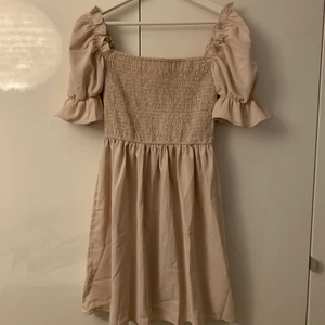 Beige klänning - Beige klänning som är superfin! Aldrig använd endast testad. #oanvänd