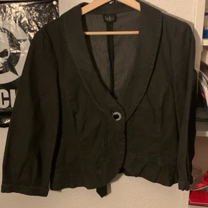 Randig kavaj - Randig kavaj, köpt på secondhand men bara använd ett fåtal gånger av mig. I märket Kello. Står ingen storlek men passar oversized s och mer fitted på m/l. Skitsnygg och perfekt nu på våren då den är tunn