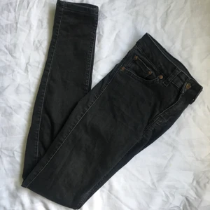 Svartgråa slim fit denim 🐺 - Stuprör 🐺 Svartgråa 🐺 Gina tricot 🐺 Passar till det mesta 🐺