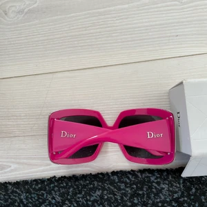 Dior solglasögon  -  Vintage Christian Dior solglasögon. Så fina men säljer pga att jag har ett eget solglasögonmärke BXY Eyewear. Box och skal medföljer 