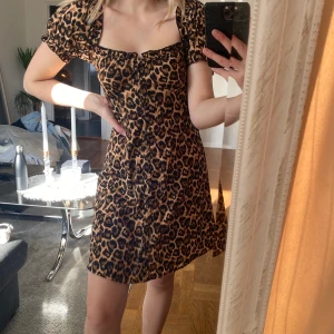 Klänning med leopardtema  - Klänning från Nelly i storlek 34 