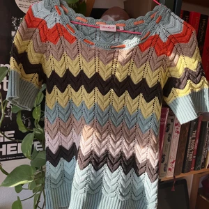 Missoni liknande stickad tshirt  - så himla fin stickad topp perfekt till våren! den är inköpt av min mamma utomlands ca 90-tal och den liknar missoni-mönstret mycket! för ofta mycket komplimanger när jag har denna. står storlek 2 men jag skulle säga att den är storlek S men den är töjbar så passar även M. jag gillar den mycket och den går inte att hitta någon annanstans därav det höga priset. ❤️